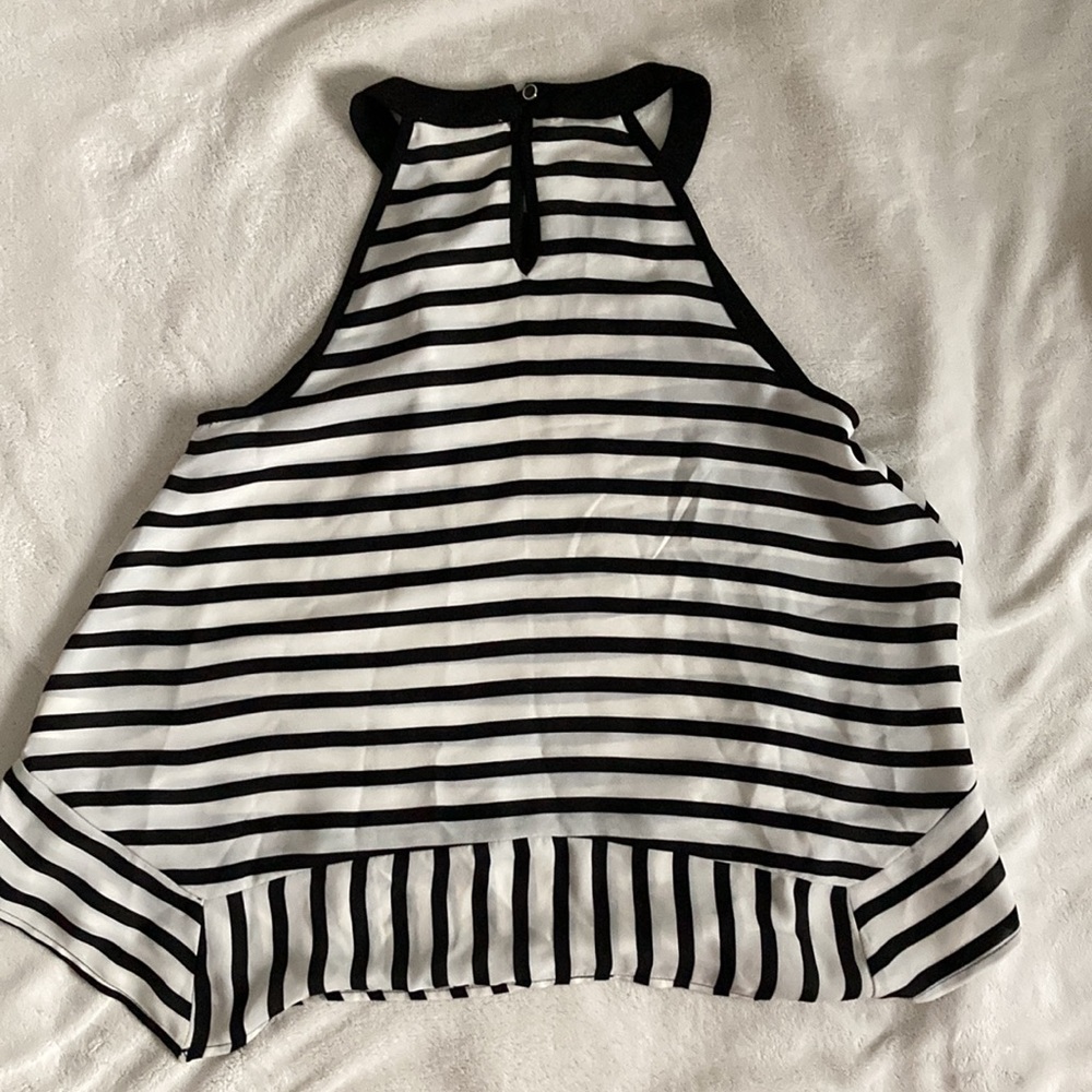 Flowy Sleveless Top - Picture 2 of 5